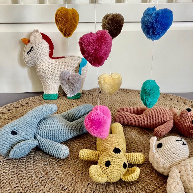 Mobiel met Veelkleurige Hartjes