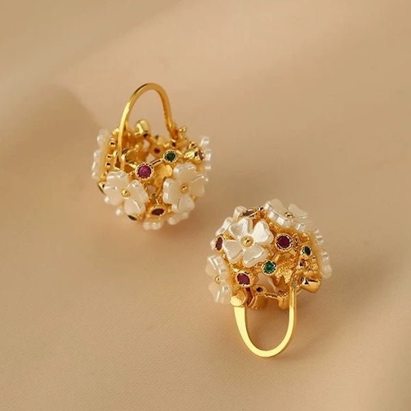 Romantische hoepel oorbellen met bloemmotief