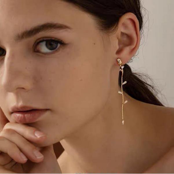 Rosévergulde oorbellen met bloemdesign