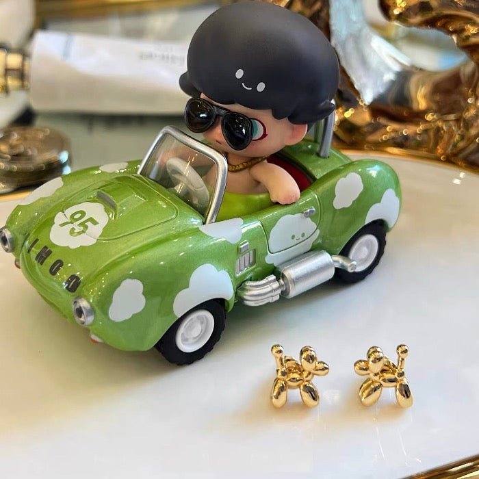 Schattige ballonhond kleine oorstekers- in goud en zilver