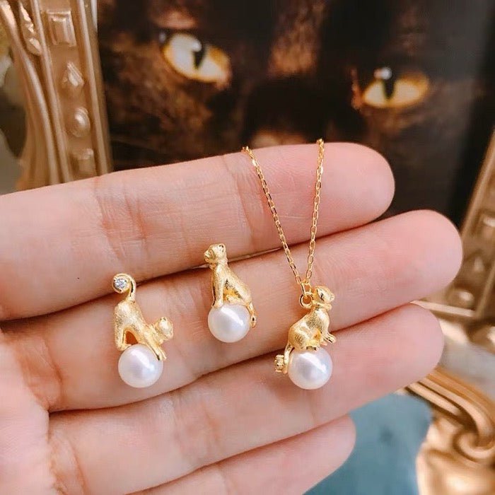 Speelse parel oorbellen en ketting in poezen design