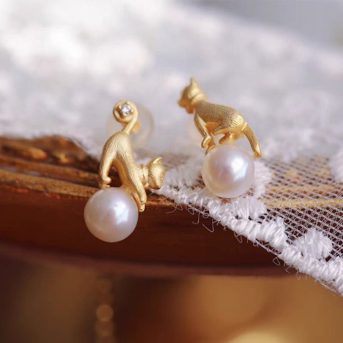 Speelse parel oorbellen en ketting in poezen design