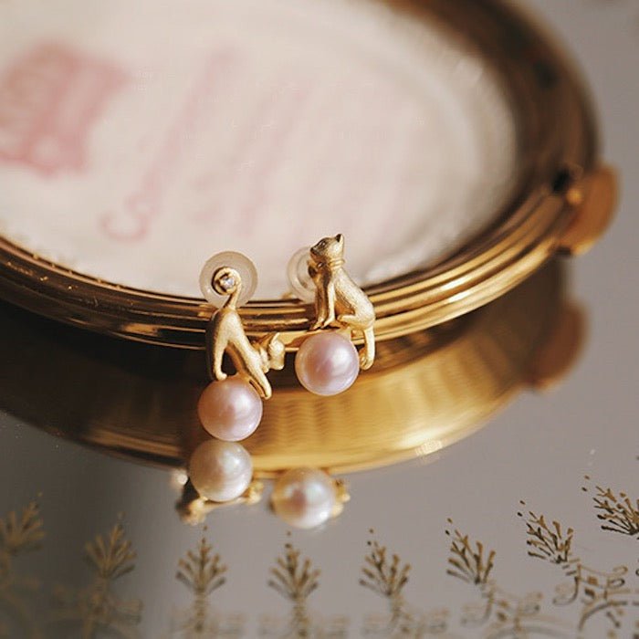 Speelse parel oorbellen en ketting in poezen design