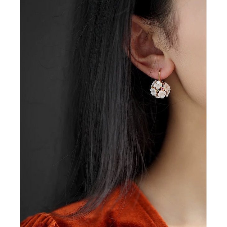 Romantische hoepel oorbellen met bloemmotief