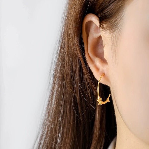 Vliegende teckel hoepel oorbellen