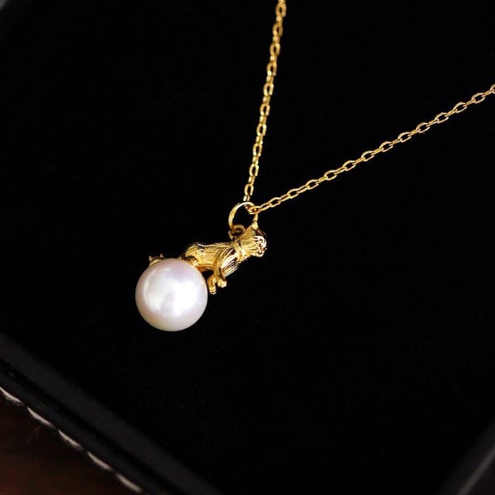 Speelse parel oorbellen en ketting in poezen design
