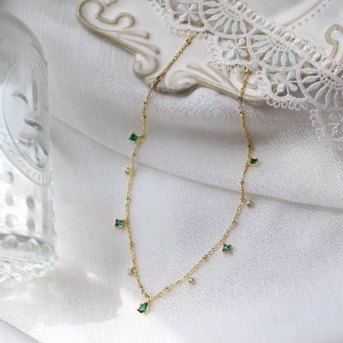 Elegante gouden ketting met groene stenen