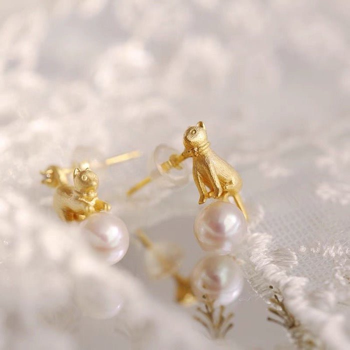 Speelse parel oorbellen en ketting in poezen design