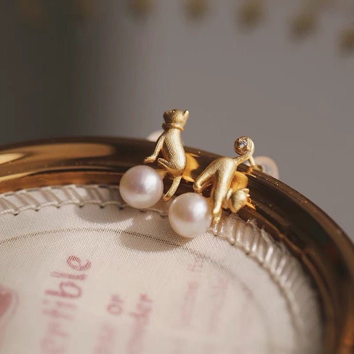 Speelse parel oorbellen en ketting in poezen design