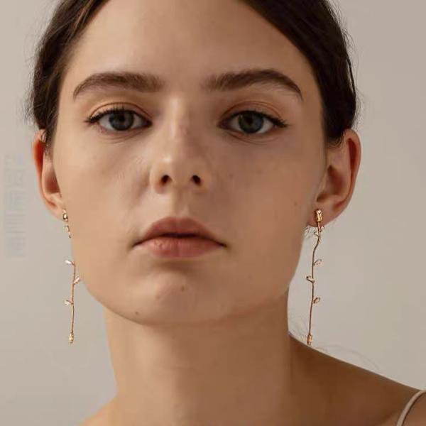 Rosévergulde oorbellen met bloemdesign