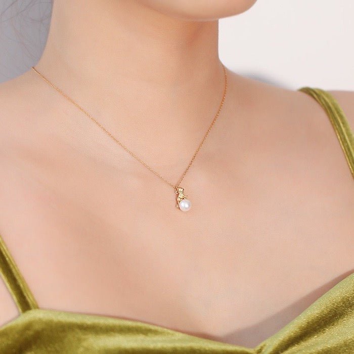 Speelse parel oorbellen en ketting in poezen design