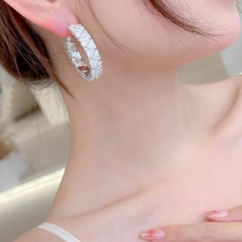 Luxe hoepeloorbellen met diamantlook