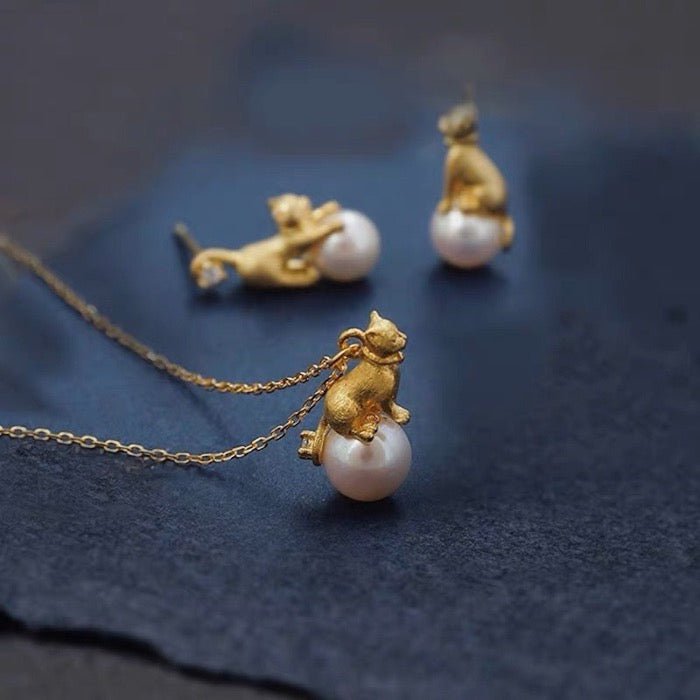 Speelse parel oorbellen en ketting in poezen design