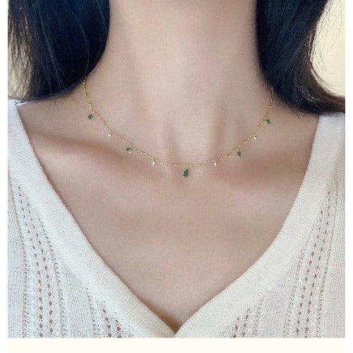 Elegante gouden ketting met groene stenen
