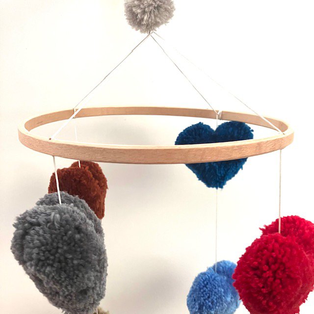 Mobiel met Veelkleurige Hartjes