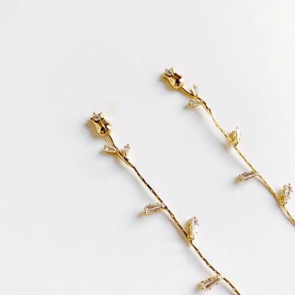 Rosévergulde oorbellen met bloemdesign