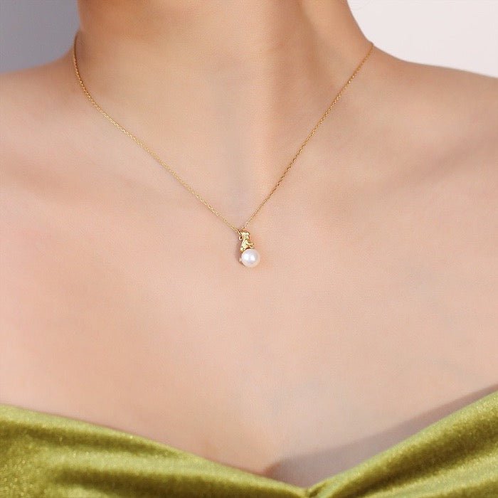 Speelse parel oorbellen en ketting in poezen design