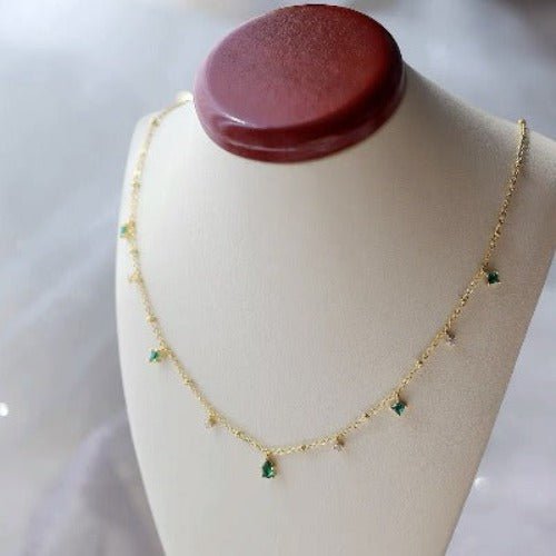 Elegante gouden ketting met groene stenen