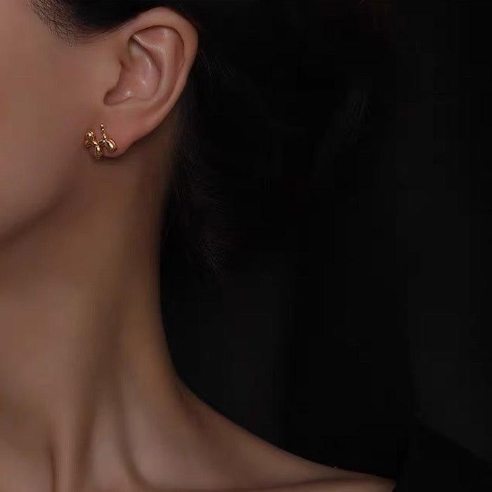 Schattige ballonhond kleine oorstekers- in goud en zilver