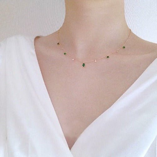 Elegante gouden ketting met groene stenen