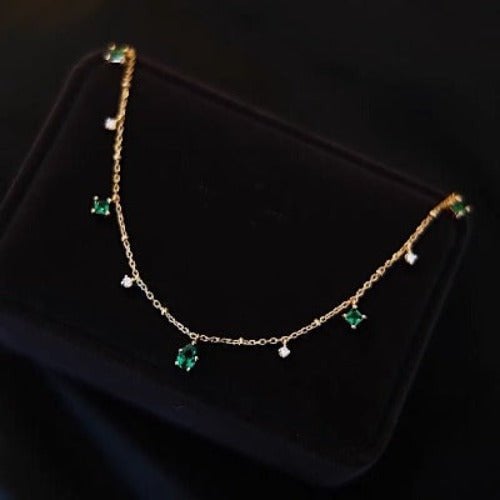 Elegante gouden ketting met groene stenen