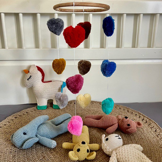 Mobiel met Veelkleurige Hartjes