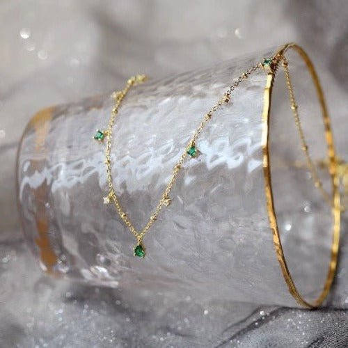 Elegante gouden ketting met groene stenen
